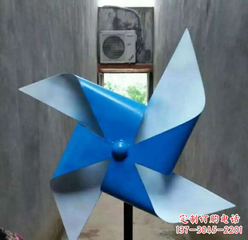甘肃色彩斑斓的不锈钢风车雕塑