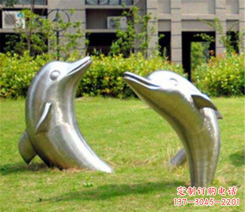 甘肃海豚雕塑草坪上的精美装饰