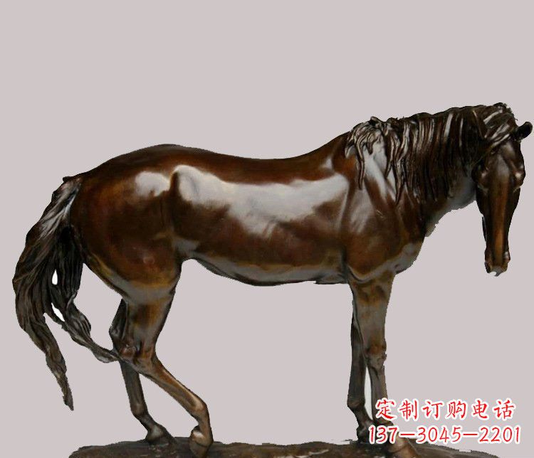 甘肃草原上的动物雕塑