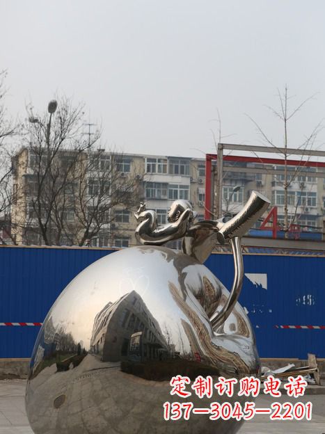 甘肃城市中的苹果雕塑