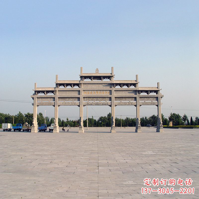 甘肃精美石雕牌坊点缀城市广场