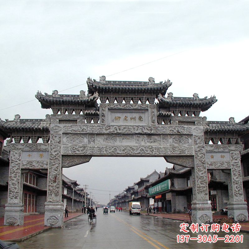 甘肃城市街道上的历史风貌——仿古石牌楼