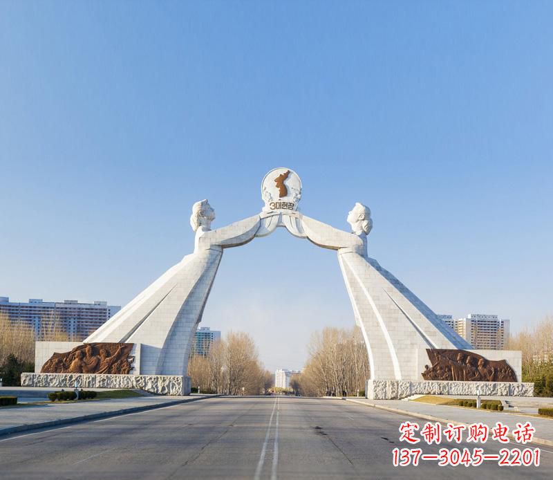 甘肃城市街道的拱门雕塑——让城市更加精彩