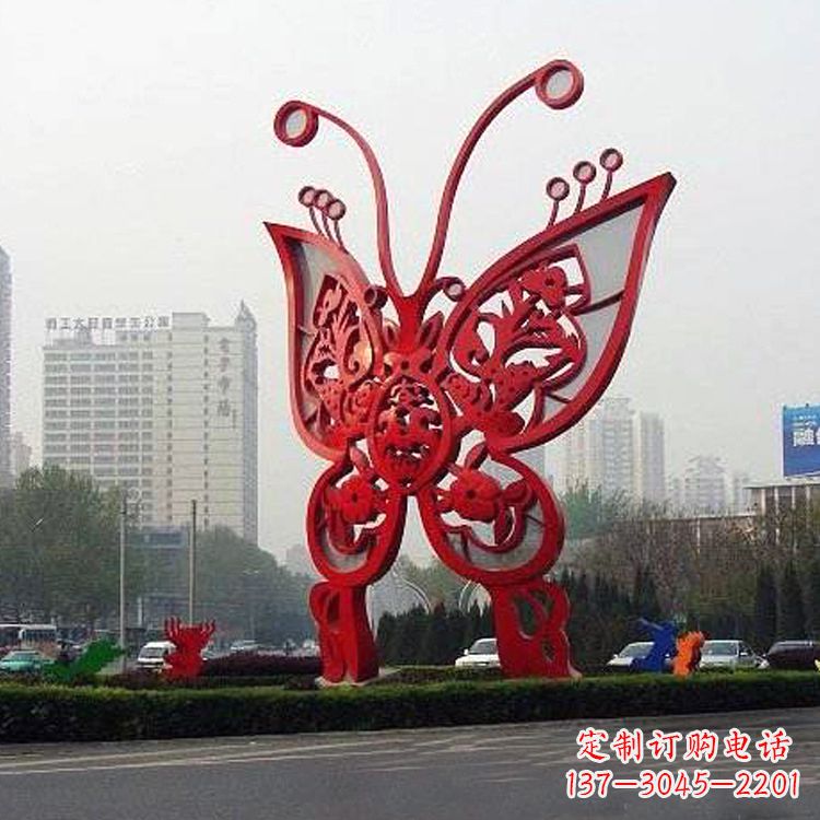 甘肃绿化带上的大型红色蝴蝶雕塑