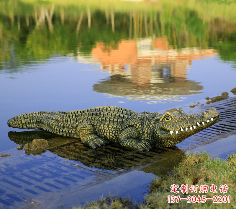 甘肃池塘水池仿真大鳄鱼雕塑玻璃钢园林水景草丛动物摆件