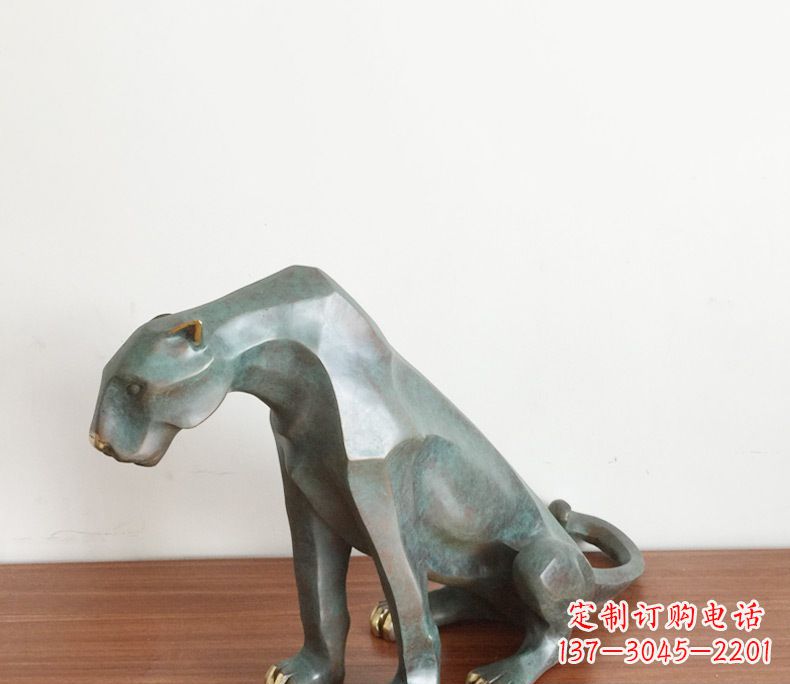 甘肃绚丽多彩的豹子动物铜雕