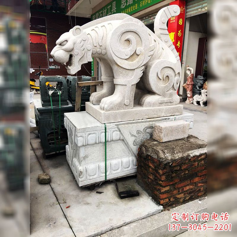 甘肃大理石广场大门上的精美豹子雕塑