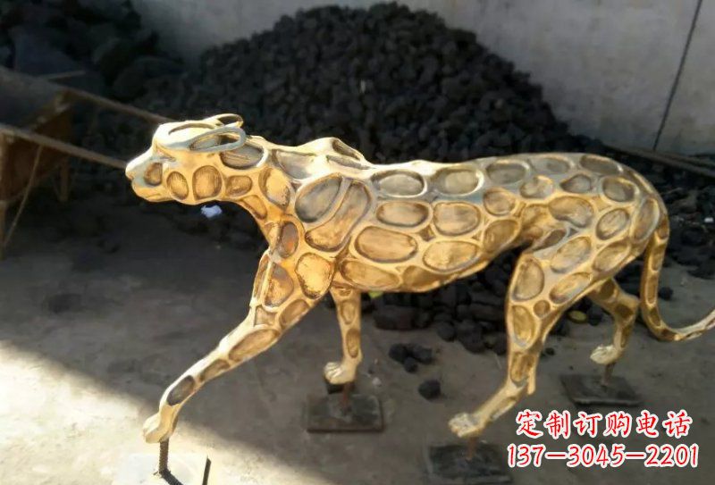 甘肃青铜豹雕塑象征着非凡力量与威严