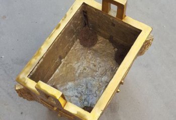 甘肃以纯铜铸造的金色香炉鼎