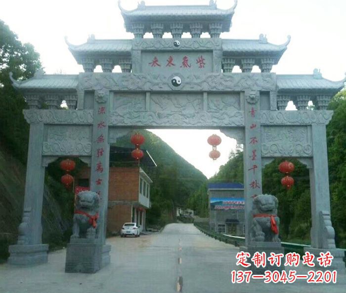 甘肃“村口三门石雕牌楼——传承文化的艺术”