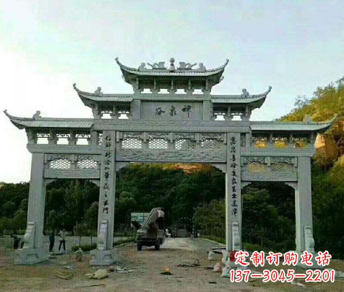 甘肃村口石雕牌楼千百年文化瑰宝
