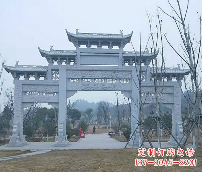 甘肃村口三门石雕牌楼古朴华丽