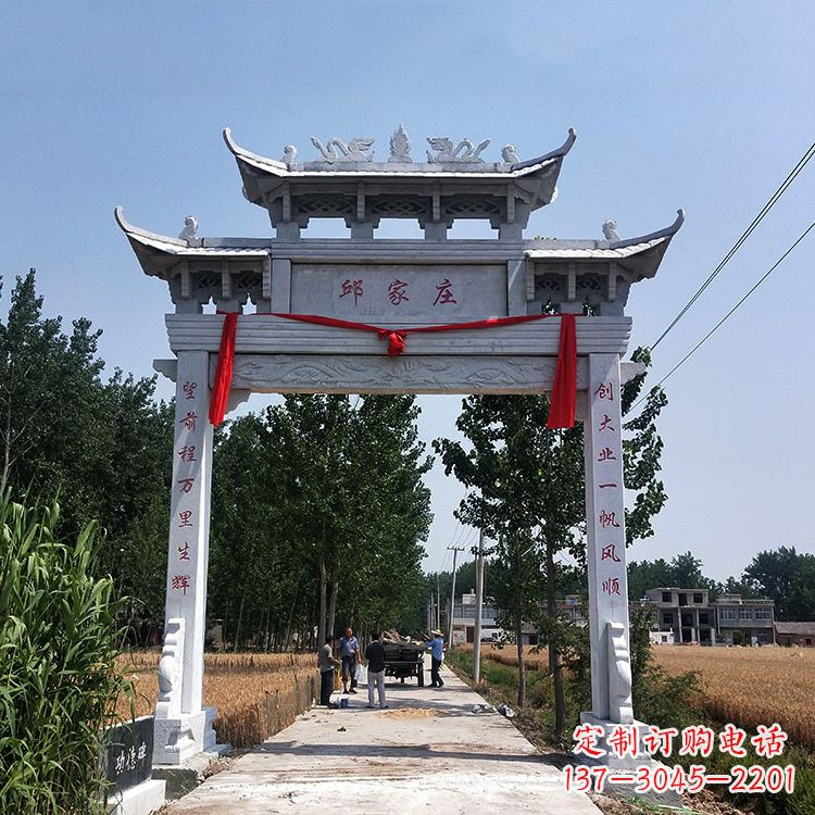 甘肃古村落中的石牌坊雕塑