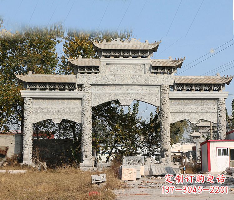 甘肃村镇门口的石雕牌坊展现精湛工艺
