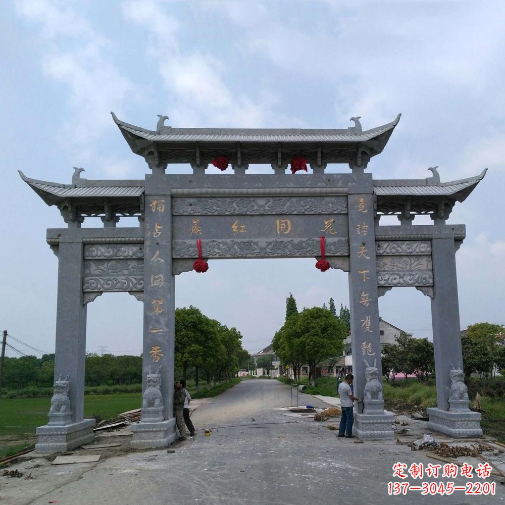 甘肃青石三门牌坊雕塑传承中国古典文化