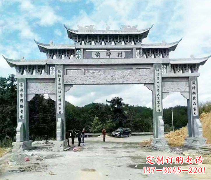 甘肃村庄三门石牌坊石雕的内容。