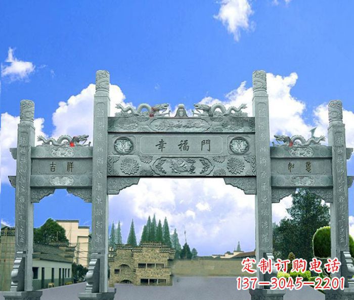 甘肃村庄三门牌坊的雕塑之美