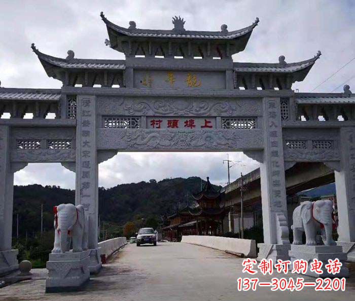 甘肃村庄三门五楼石雕牌坊