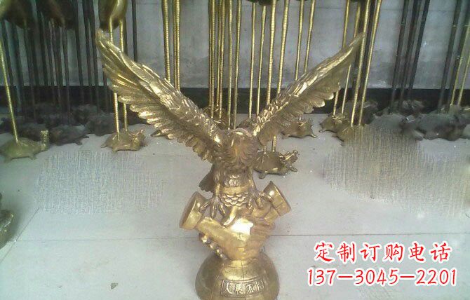 甘肃大展宏图老鹰铜雕展现雄鹰的威严和气势