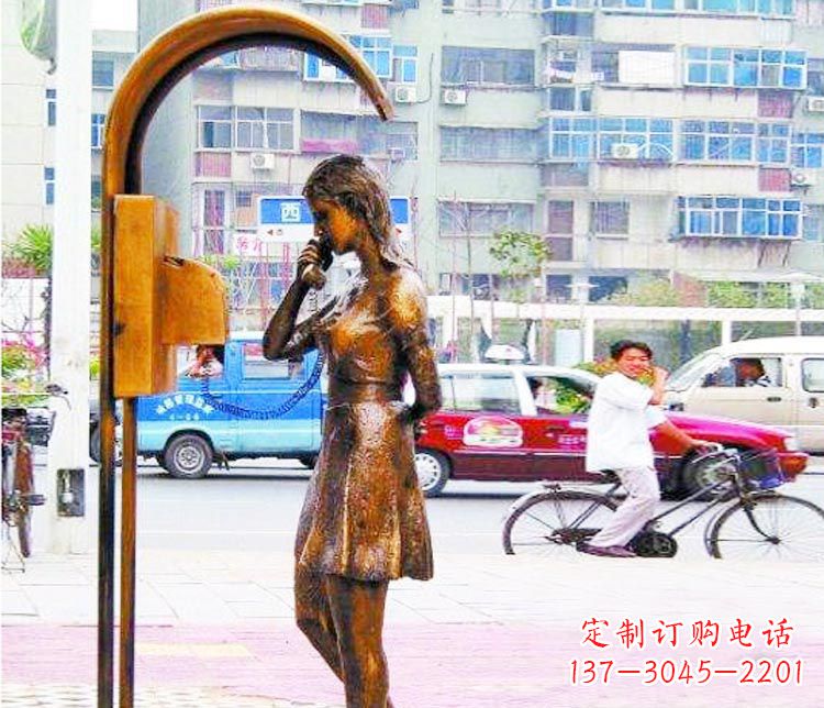 甘肃电话亭打电话的女孩铜雕
