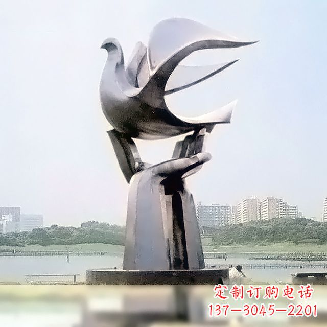 甘肃雕像上面站一只鸽子