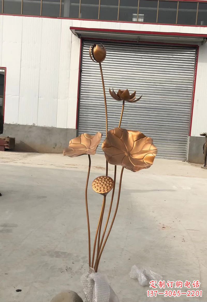 甘肃古典锻铜荷花雕塑