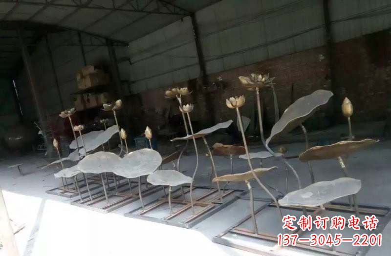 甘肃精美锻铜荷花荷叶雕塑