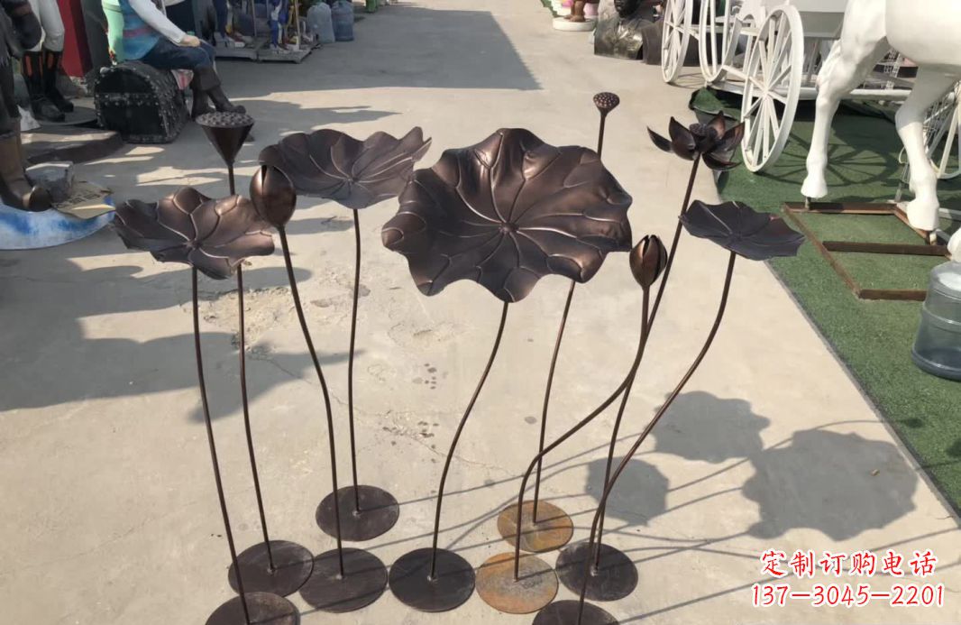 甘肃锻铜园林异彩纷呈的荷花雕塑