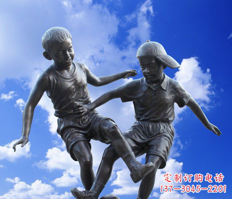 甘肃校园玻璃钢仿铜儿童踢球景观雕塑