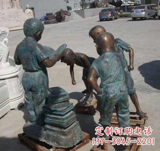 甘肃童话般的梦幻小孩铜雕塑
