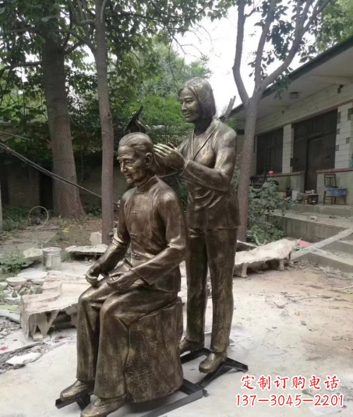 甘肃纪念母亲的传统铜雕梳头人物
