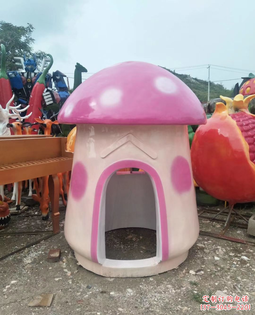 甘肃精致彩绘蘑菇屋雕塑