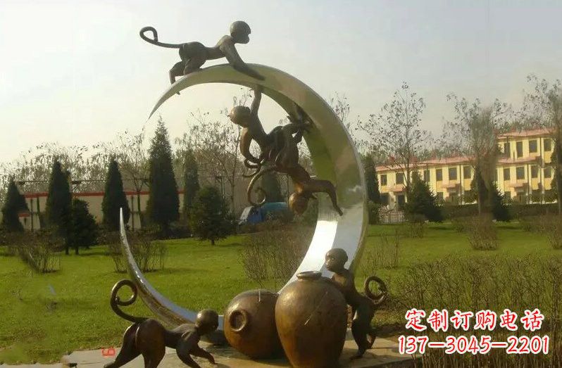 甘肃不锈钢猴子拉月亮雕塑