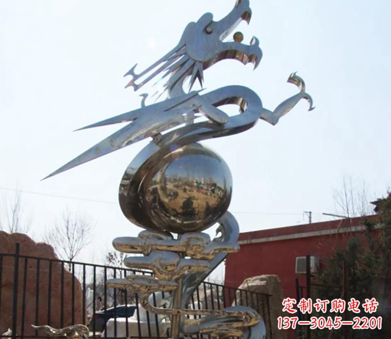 甘肃传统与现代完美结合的青铜龙雕塑