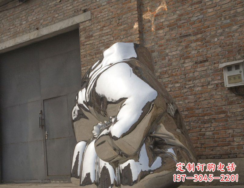 甘肃冰冷威力,让精神抖动的不锈钢拳头雕塑