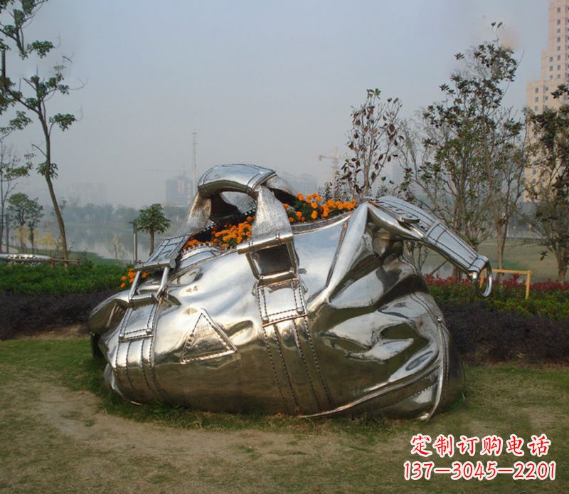 甘肃不锈钢手提包雕塑--传承经典,拥有独特之美