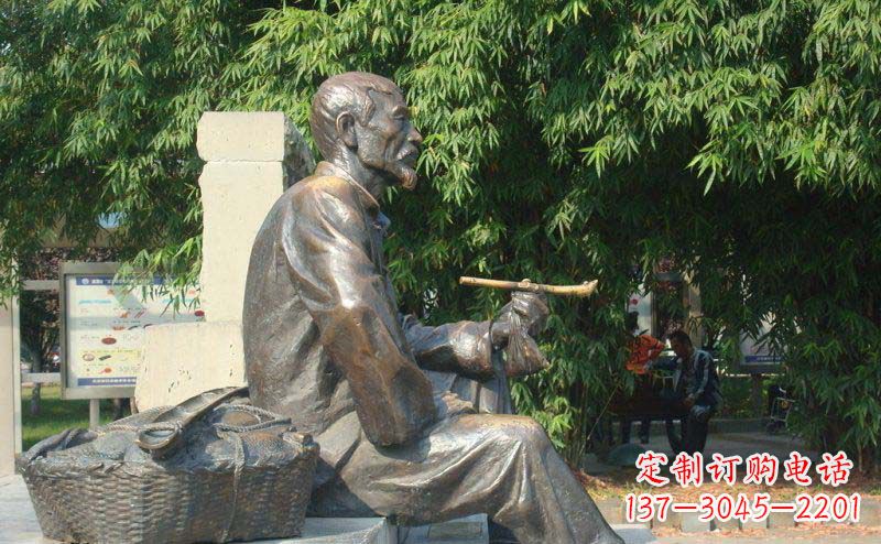 甘肃老人小品铜雕抽袋烟的智慧与景仰