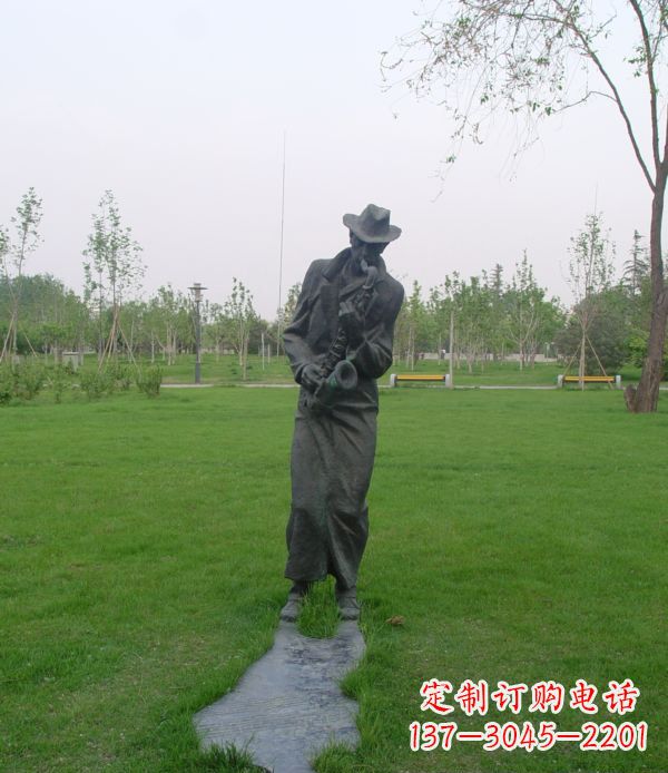 甘肃公园吹萨克斯人物铜雕