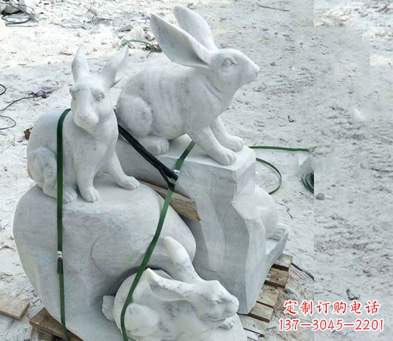 甘肃活泼可爱的兔子雕塑