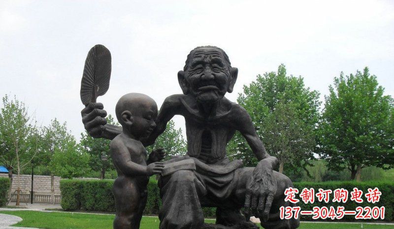 甘肃公园给孙子扇风的老人小品铜雕