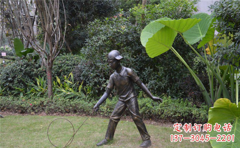 甘肃铜雕“小男孩滚铁环”