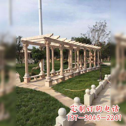 甘肃增添公园美景的长廊石雕