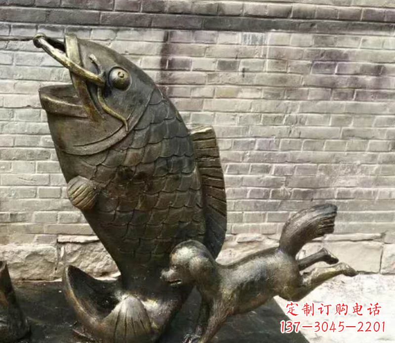 甘肃公园鲤鱼和小狗铜雕