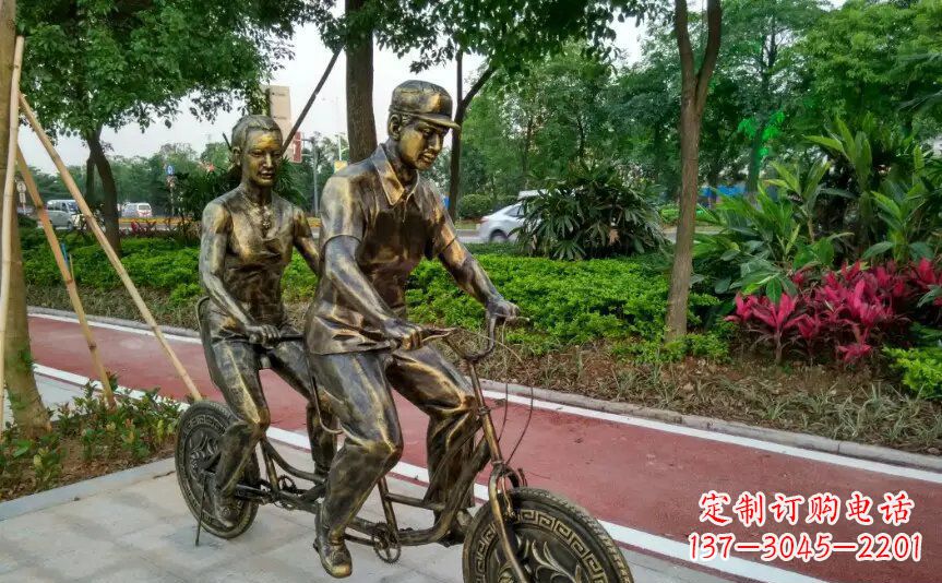 甘肃公园两人骑自行车铜雕
