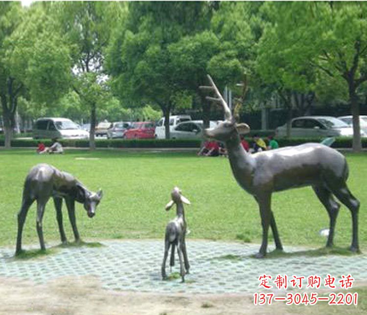甘肃公园梅花鹿一家三口铜雕 