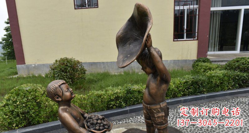 甘肃精美铜雕帽子装核桃的小男孩