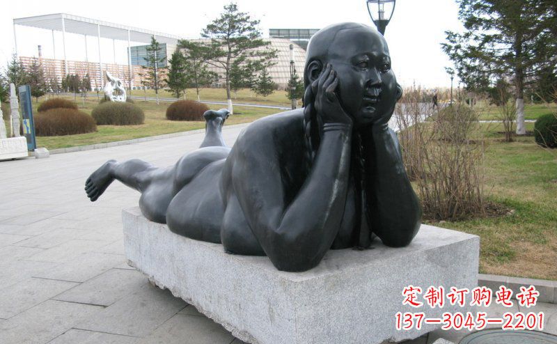 甘肃趴着的胖女孩铜雕塑