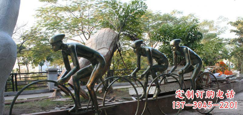 甘肃公园骑自行车的人物景观铜雕