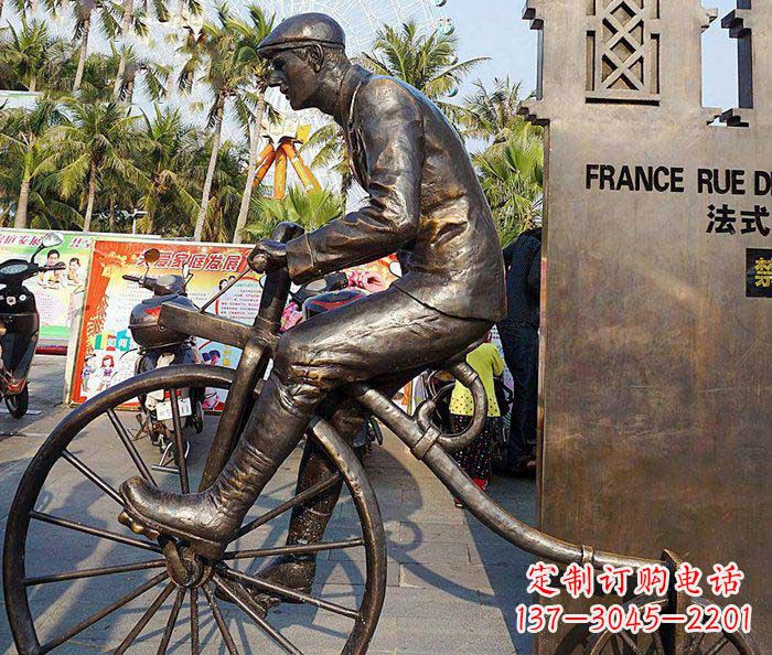 甘肃公园骑自行车的西方人物小品铜雕