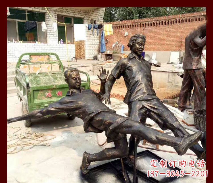甘肃足球迷必备,象征性的足球雕塑